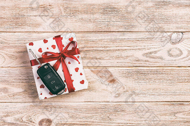 情人节假期手工制作的现在纸红色的心车键礼物盒子假期包装器盒子礼物橙色木表格前
