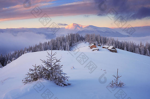 美丽的圣诞景观。山上的黎明。牧羊人的村庄。新鲜的<strong>雪</strong>。喀尔巴阡山脉、乌克兰、欧洲