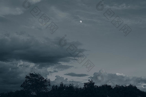 月亮云森林晚上农村景观背景网络页面设计