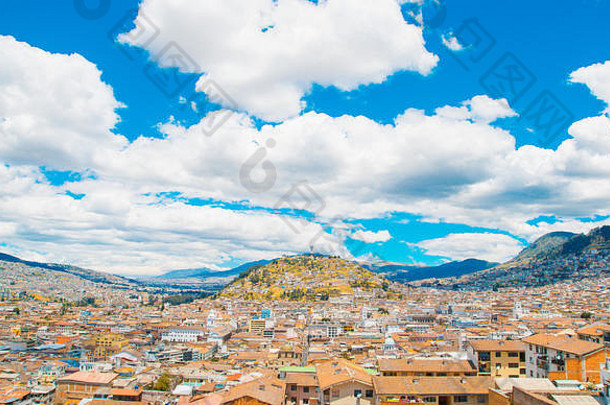 美丽的户外视图殖民小镇基多(Quito)殖民房子位于城市基多(Quito)