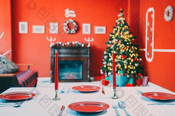 漂亮的铺设一年表格红色的盘子餐具背景装饰房间圣诞节树壁炉