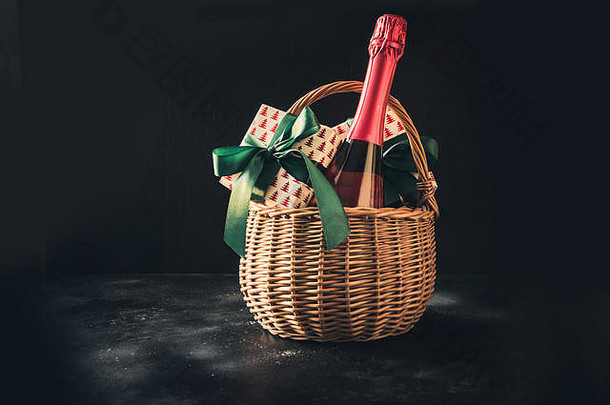带香槟的<strong>圣诞</strong>礼物篮和黑色绿结的礼物。给你的问候留出空间。<strong>圣诞</strong>节。