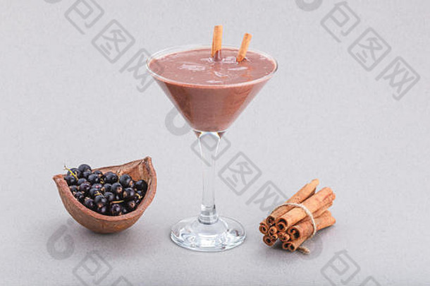 巧克力慕斯甜点配蓝莓和芝麻糖棒，甜品餐厅菜单概念