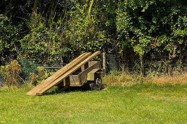 草地上的小型拖车，上面有木板