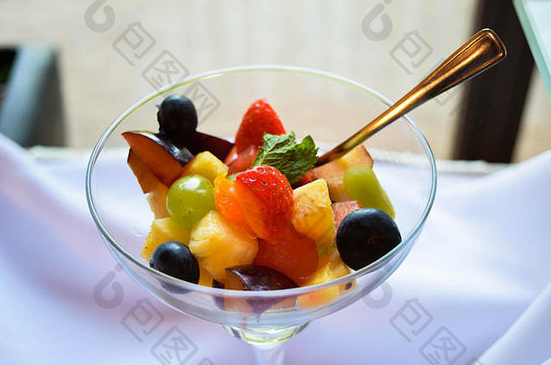水果甜点，碗里的健康水果沙拉
