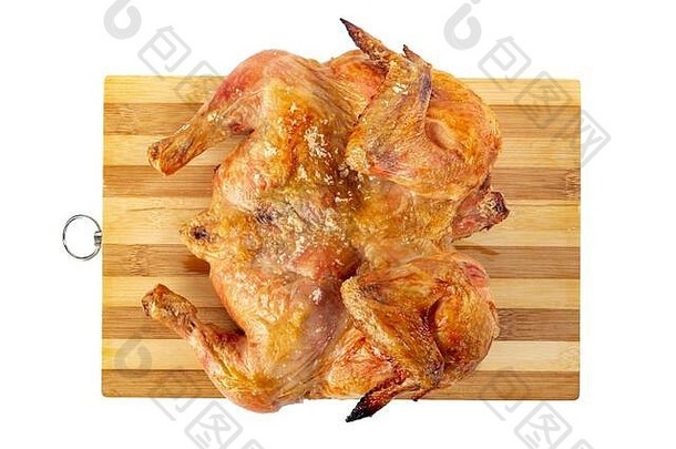 在白色背景上隔离的木板上烤鸡肉