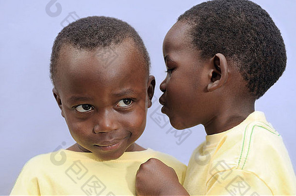 南非西开普省开普敦，男孩（2-3岁）对着<strong>双胞胎兄弟</strong>耳语