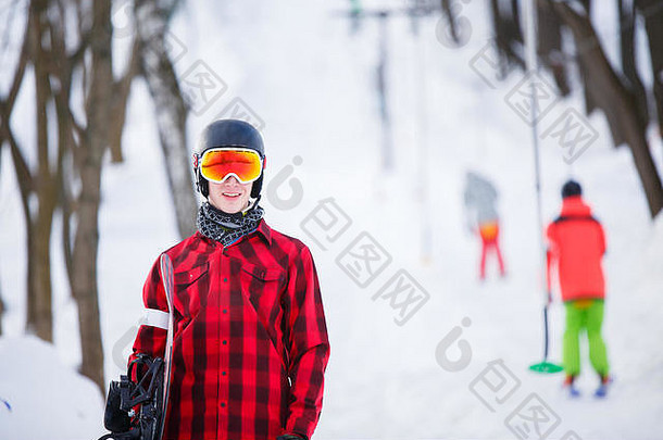 照片运动男人。滑雪板背景冬天公园树人