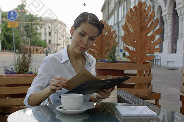 咖啡馆里的女人阅读菜单