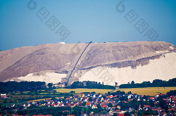 提取和开采钾镁盐。大型挖掘机和巨大的废矿石山在提取钾的过程中