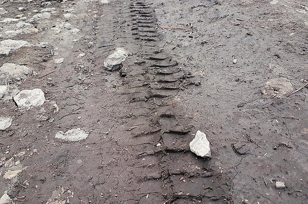 自行车拖拉机挖掘机车汽车轮胎跟踪泥泞的小道泥轮跟踪路雨泥卡车轮跟踪多雨的一天