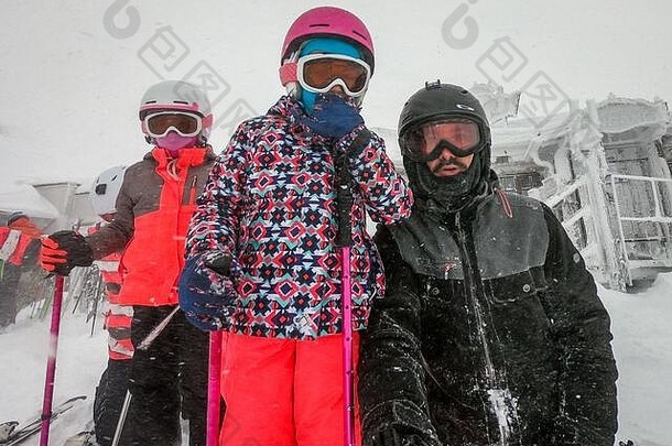 寒假的家人在山坡上自拍。在暴风<strong>雪</strong>和飓风中，家人和孩子们穿着滑<strong>雪</strong>服、头盔、滑<strong>雪镜</strong>。
