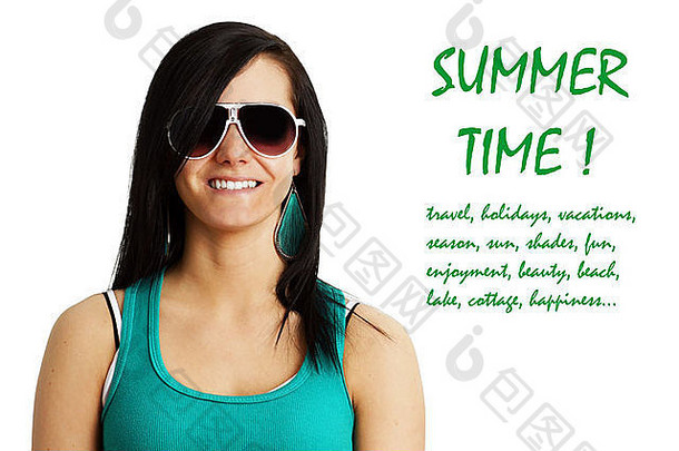 可爱快乐的年轻女子，戴着夏日太阳镜，穿着夏日服装，脸上带着夏日或旅行的微笑。