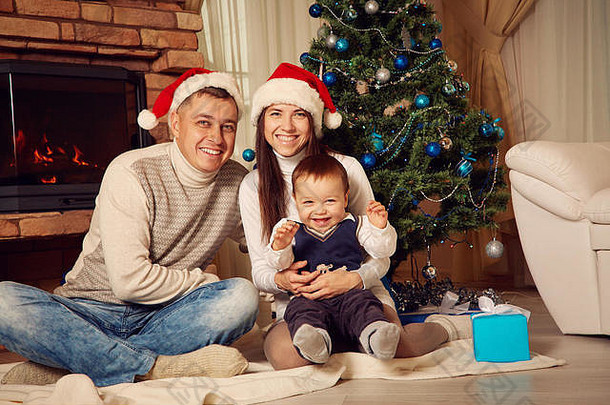 一家人在圣诞树的背景下庆祝圣诞节