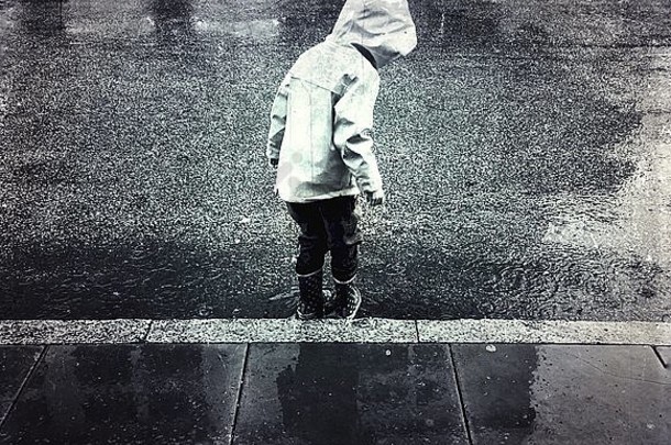 孩子玩水坑雨