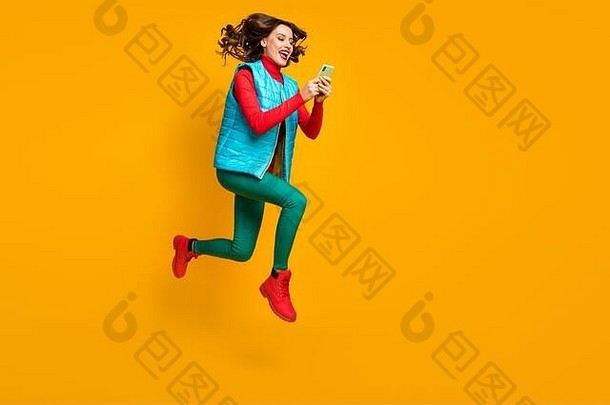 完整的长度配置文件一边照片精力充沛的疯狂的博主女孩跳智能手机遵循秋天季节折扣运行穿红色的蓝色的绿色裤子裤子