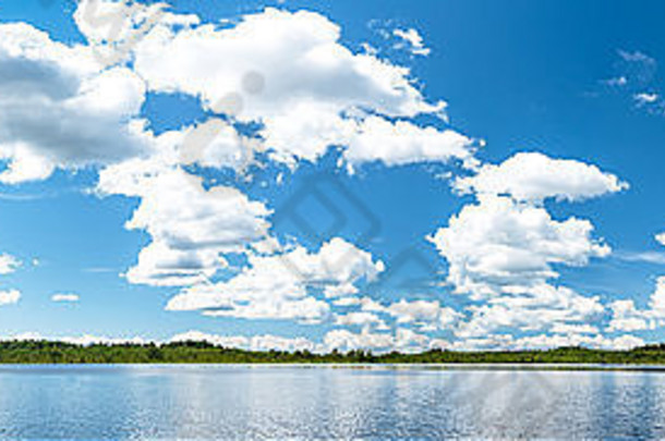 蓝天白云的北湖全景