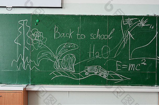 用白色粉笔写回学校的绿色粉笔黑板
