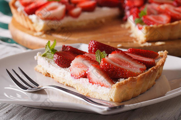 盘子上的草莓馅饼特写。水平的