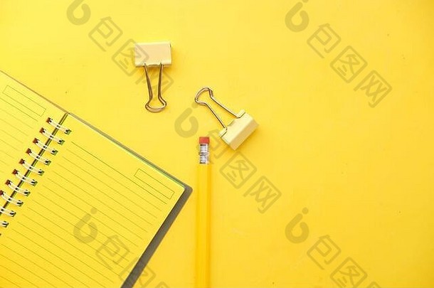 黄色桌面上带铅笔的黄色记事本的高角度视图