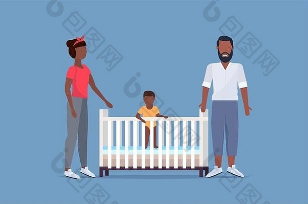 父亲妈妈。新生儿婴儿婴儿床有趣的快乐非洲美国家庭为人父母概念父母站孩子