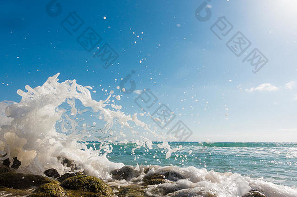 海浪汹涌，海浪冲击岩石