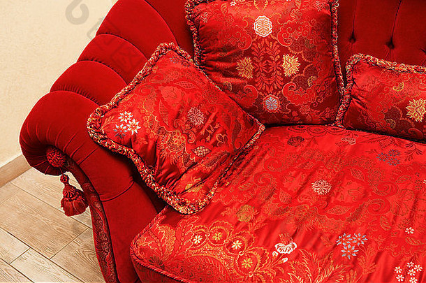 红色的枕头点缀沙发