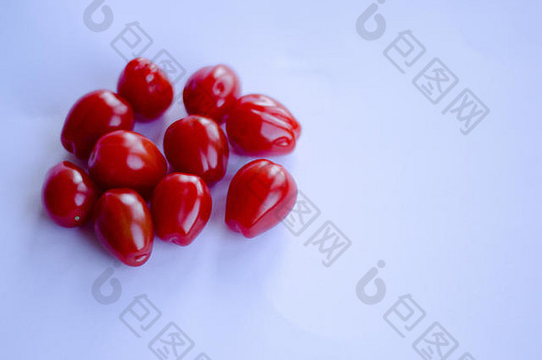 白色背景上的红色小樱桃西红柿
