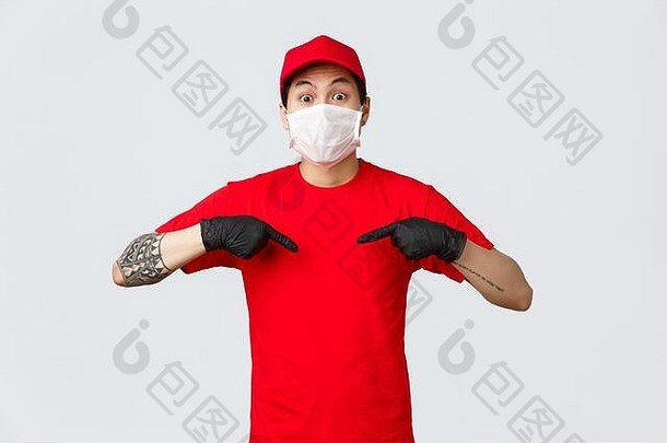 惊讶喘气亚洲交付男人。红色的帽t恤穿保护面具<strong>医疗</strong>手套防止病毒传播护理客户