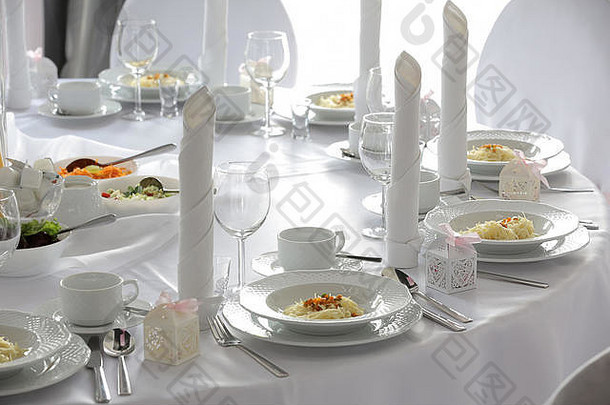 宴会或婚宴的餐桌餐具