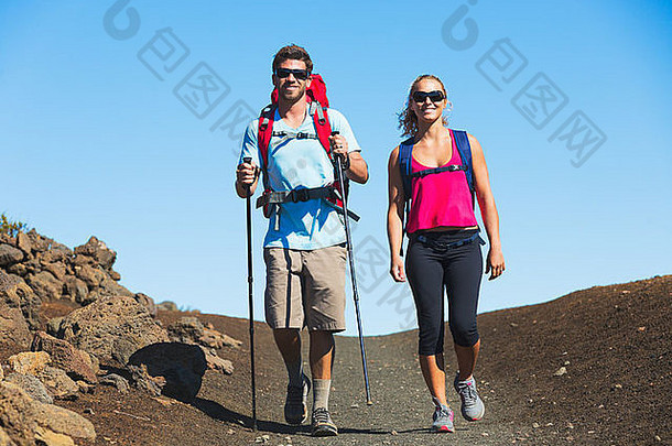 徒步旅行者享受走令人惊异的山小道徒步旅行哈雷阿卡拉火山难以置信的视图夫妇徒步旅行
