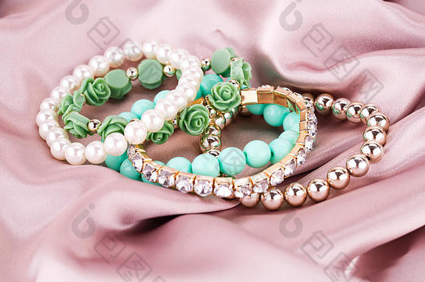 时尚的手镯珍珠石头织物背景