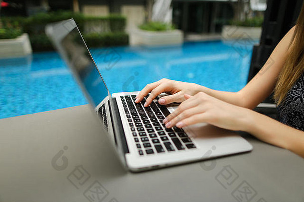 关闭女人手紧迫的键盘移动PC阳光明媚的一天swimm