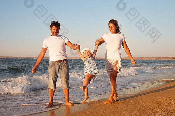 一家人在海滩度假