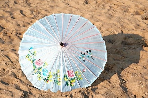 伞坐在沙子海滩