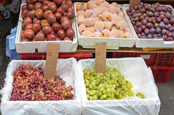 街市档位的新鲜葡萄和水果