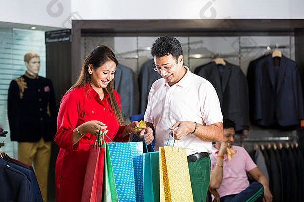 快乐夫妇客户开放购物袋买的衣服商店展厅