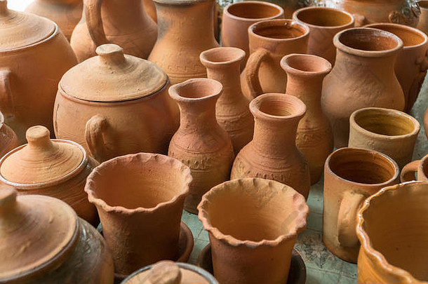 使用古老的乌克兰传统陶器技术，在地面烤箱中用柴火制作棕色粘土罐。本土传统工艺与艺术理念