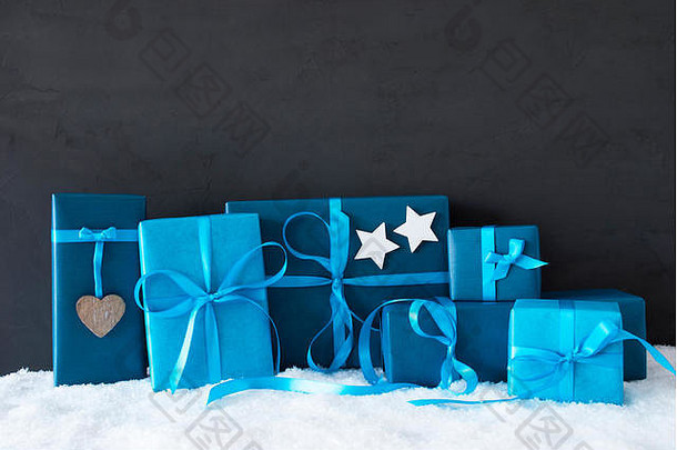 蓝色的圣诞节礼物黑色的水泥墙雪