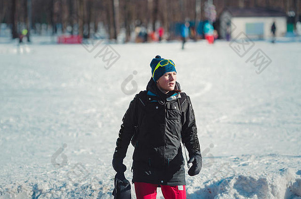 戴着滑雪镜的快乐的年轻女子。寒假概念。一个小滑雪场的圣诞装饰品。滑雪比赛成功后休息