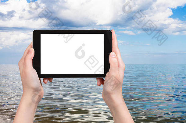 旅游概念-在平板电脑上拍摄亚速海的<strong>旅游照片</strong>，屏幕上带有空白处，用于广告