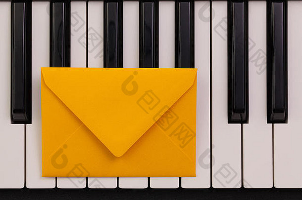 钢琴键盘上有趣的排列信封-平面布局图