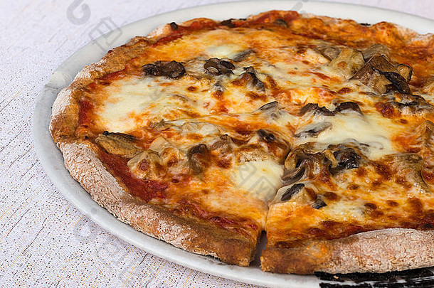 图片典型的<strong>意大利</strong>披萨片减少番茄马苏里拉奶酪奶酪蘑菇