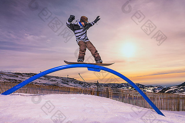 滑雪执行激进的幻灯片铁路雪公园
