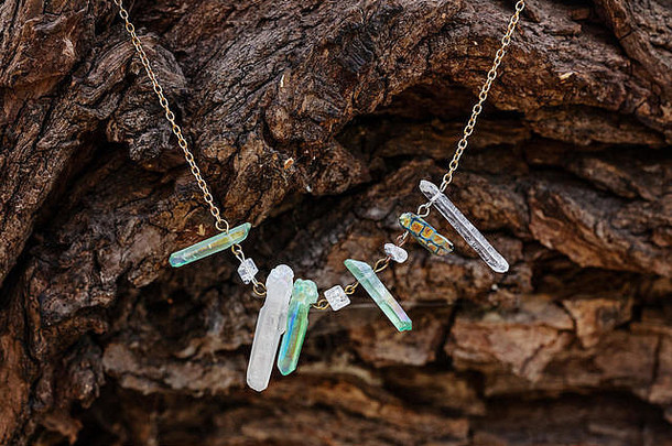 自然水晶石英石头项链自然木背景