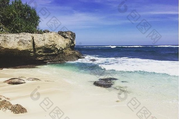 巴厘岛海滩努沙莱姆邦根。白色的沙滩和美丽的天空。