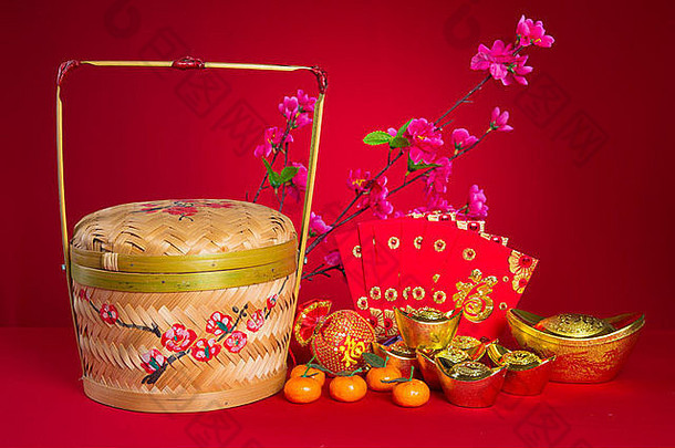 中国人一年节日装饰这战俘红色的包黄金锭