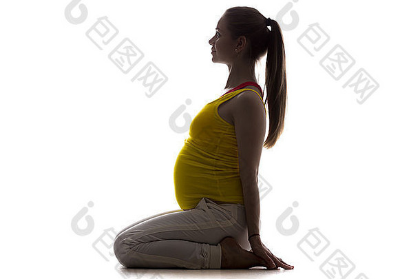 穿着<strong>运动</strong>服做瑜珈或普拉提训练的年轻孕妇健身模特的全长剪影，坐在查萨、金刚座上