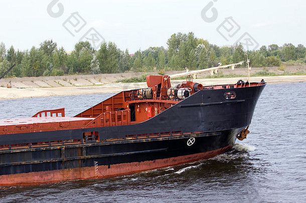 俄罗斯伏尔加河沿岸的集装箱船