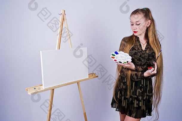 美丽的女人艺术家画家刷石油帆布摆姿势工作室孤立的白色